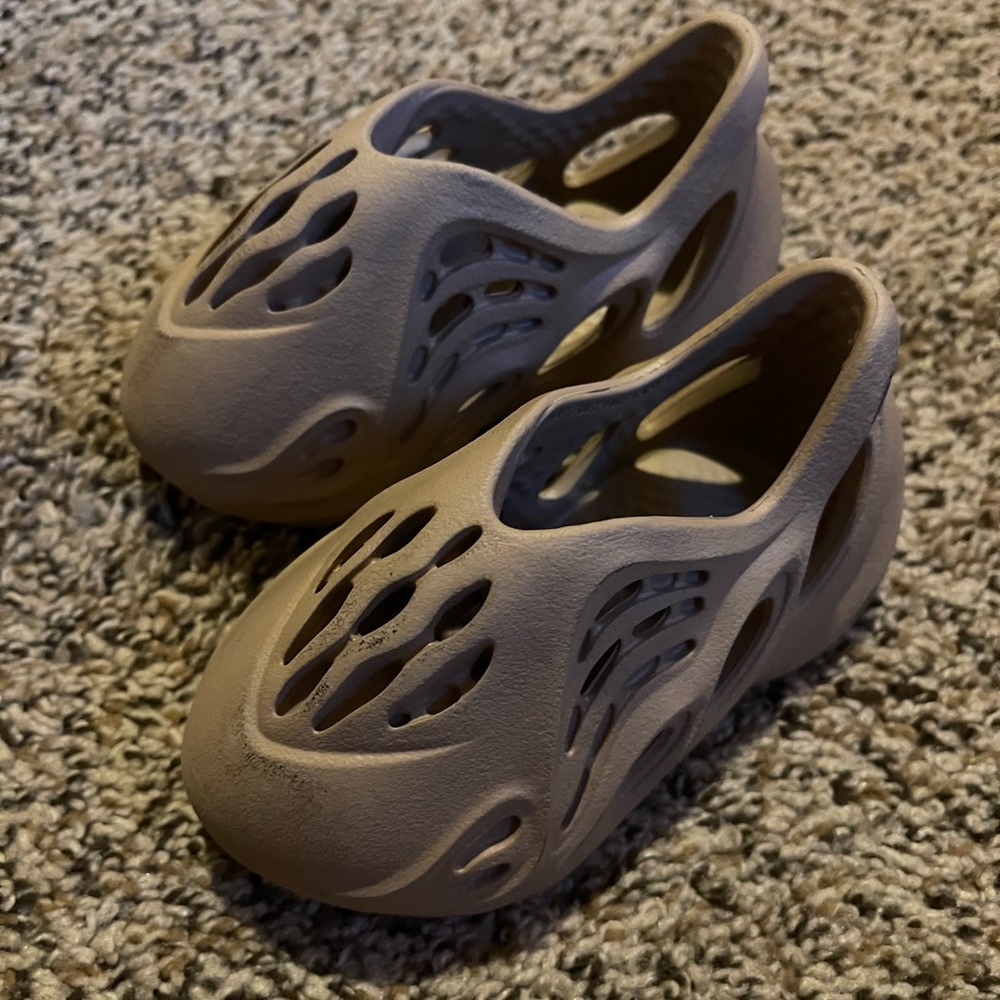 YEEZY FOAM RUNNERS 4c